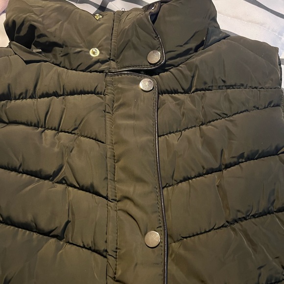NWT- Women’s Quilted Vest w/Hood-Size L - - Picture 15 of 16